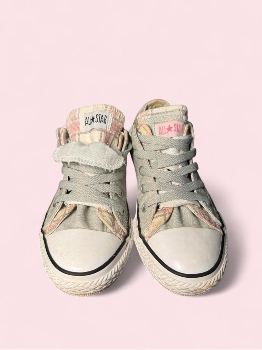 Converse Kids Low-Top Sneakers in Light Gray with Pink Accents